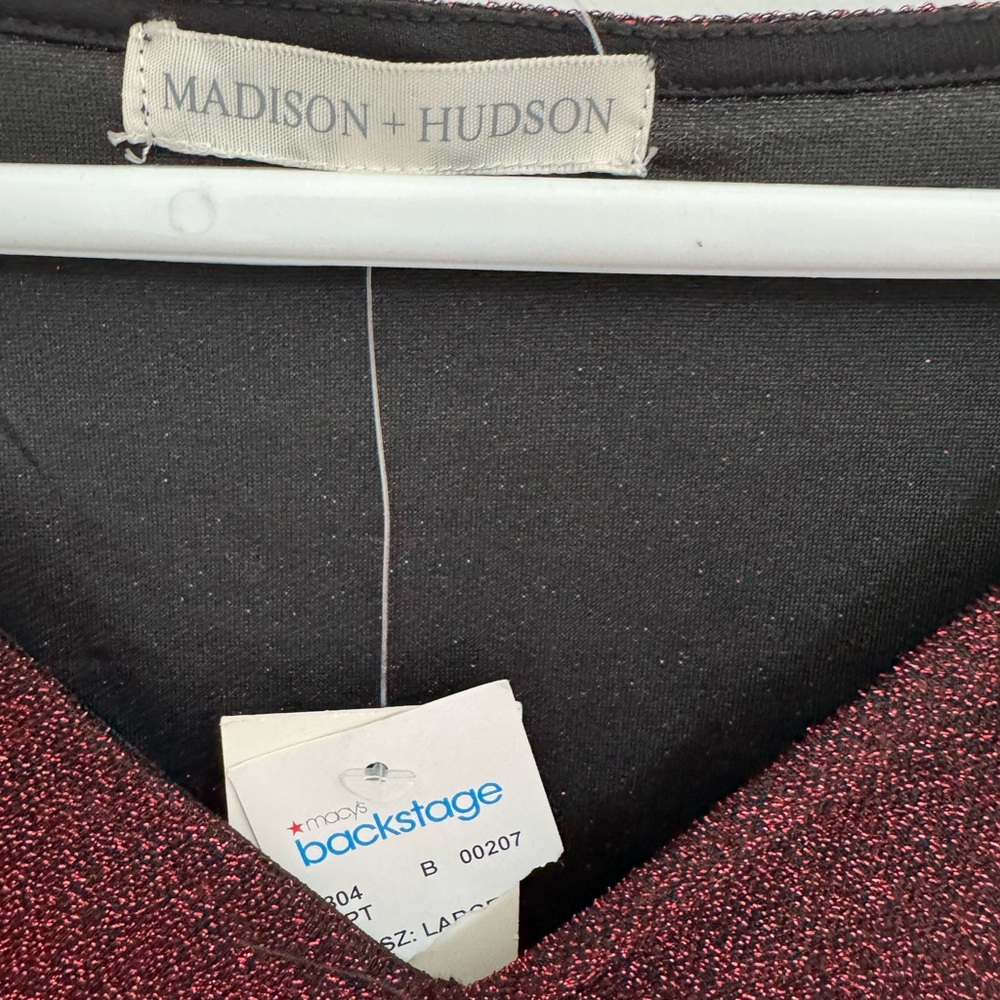 NWT Madison & Hudson Holiday Top Elegant Red Glitter V-Neck Top - Picture 7 of 8